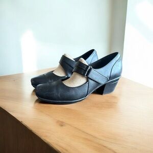 Clark’s Emslie Lulin black leather dress pumps 8.5 Flight Attendant shoes